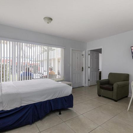 Hollywood Broadwalk Oceanside Hotel Exterior photo